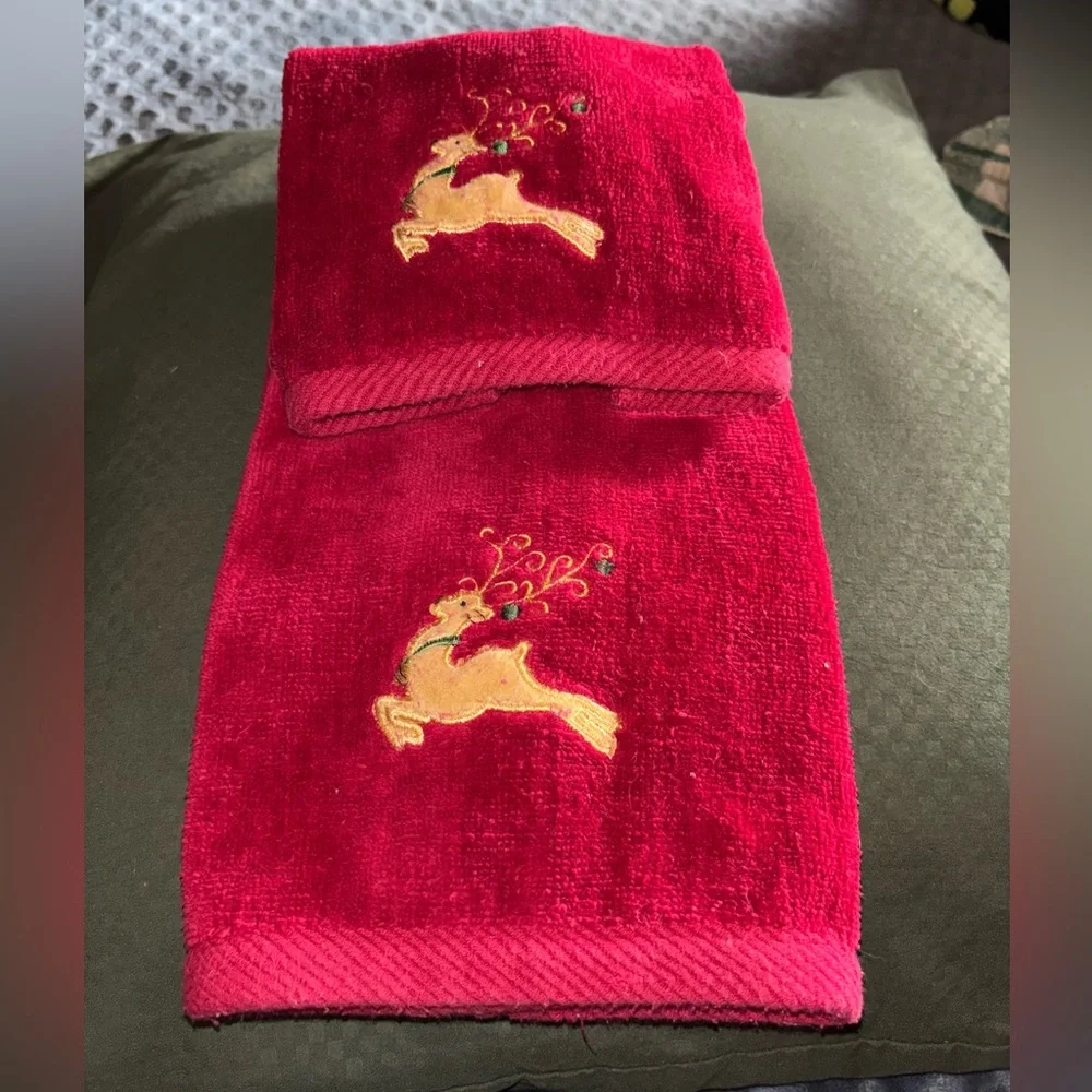Vintage Red Christmas Towel Set with Gold Reindeers